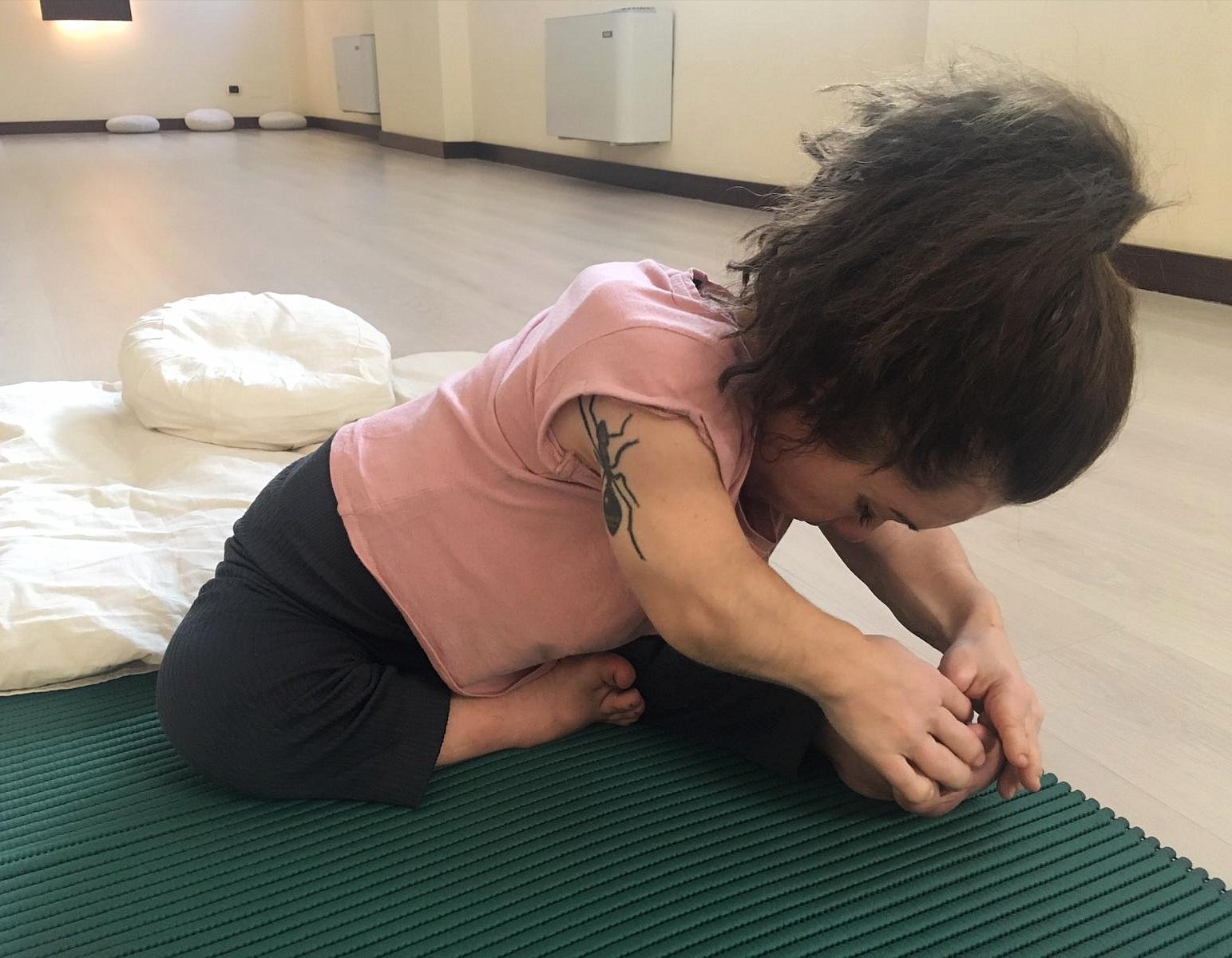 Nanabianca che fa yoga (si prende il piede con le mani)
