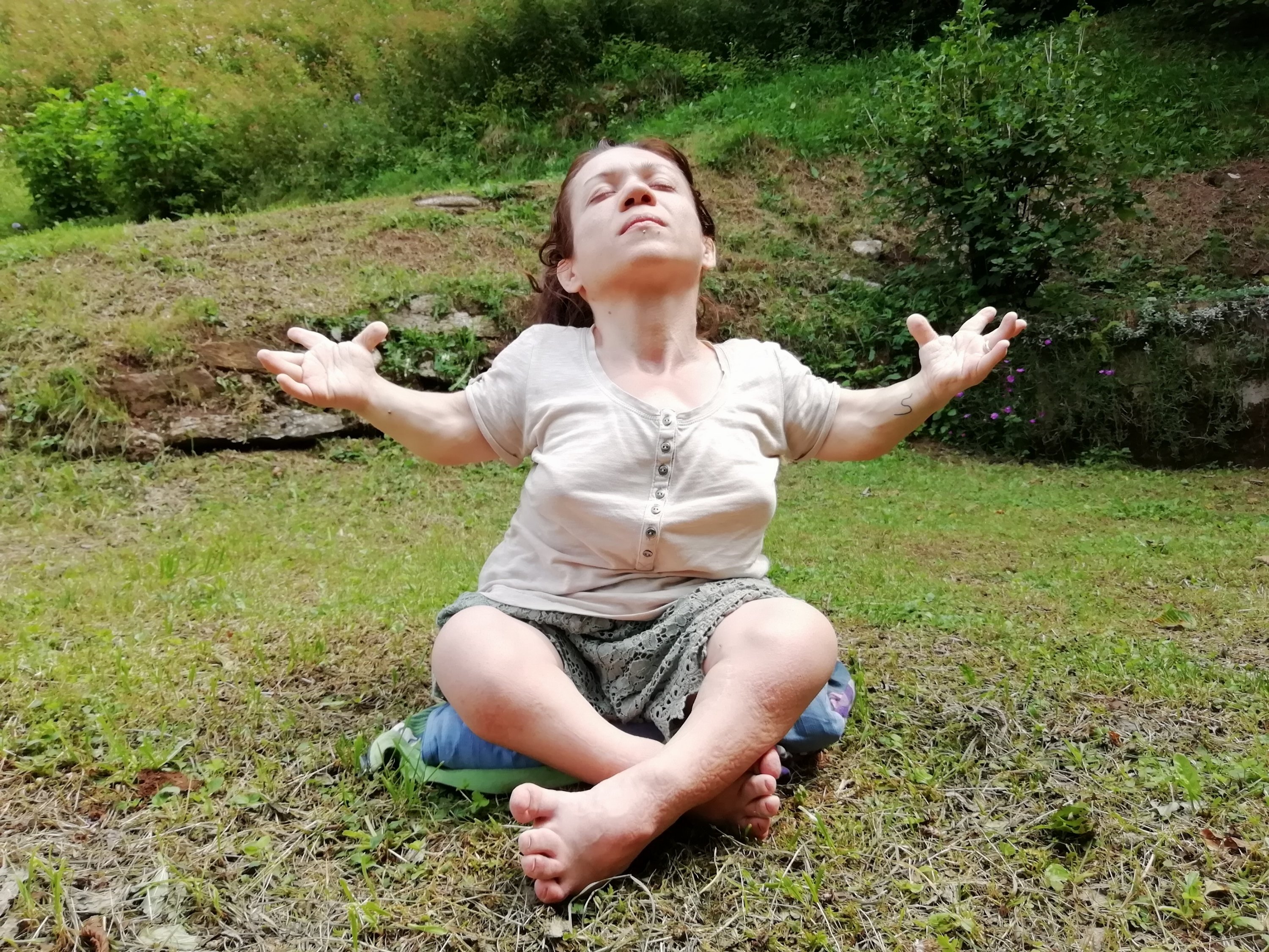 Nanabianca che fa yoga (inspiro a braccia aperte)