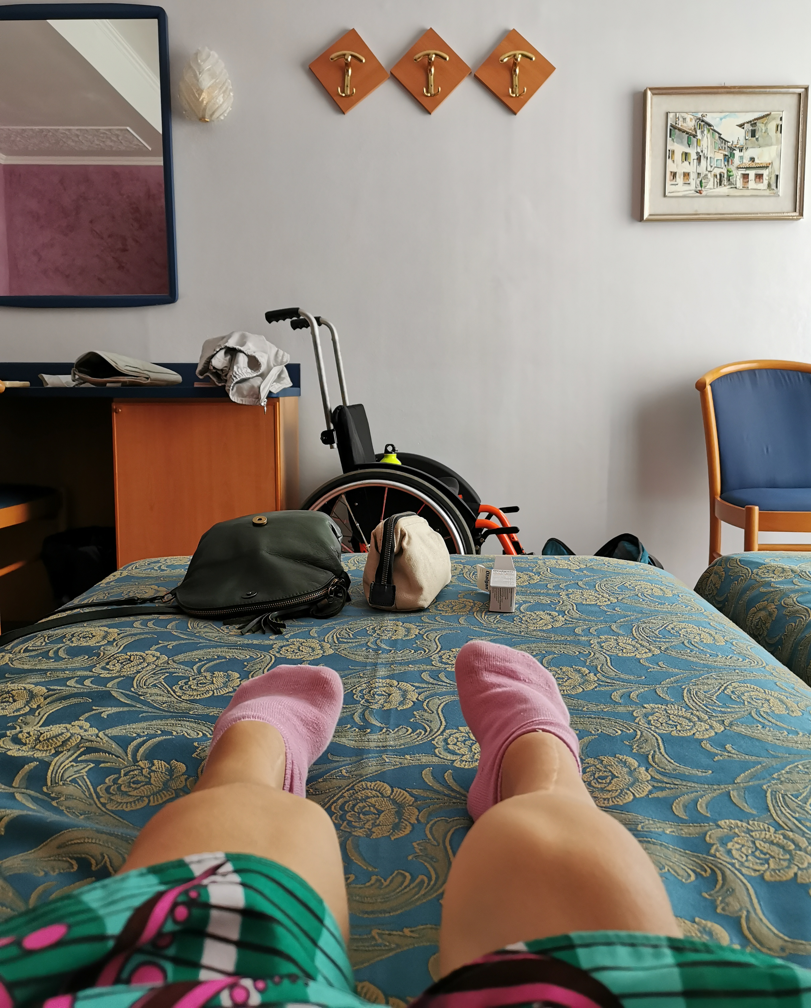 I piedi di Nanabianca sul letto dell'hotel Bellavista di Grado