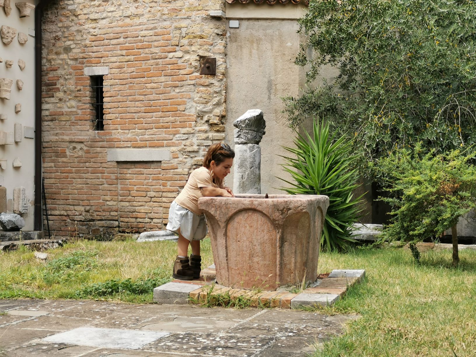 Nanabianca si sporge verso un pozzo di marmo, Lapidario della Basilica di Grado