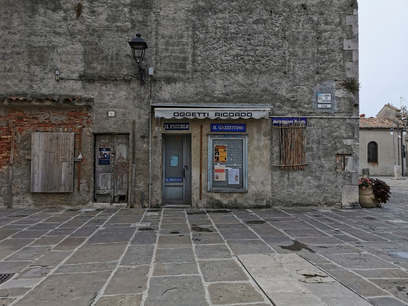 La facciata di un vecchio negozio di souvenir nel centro di Grado