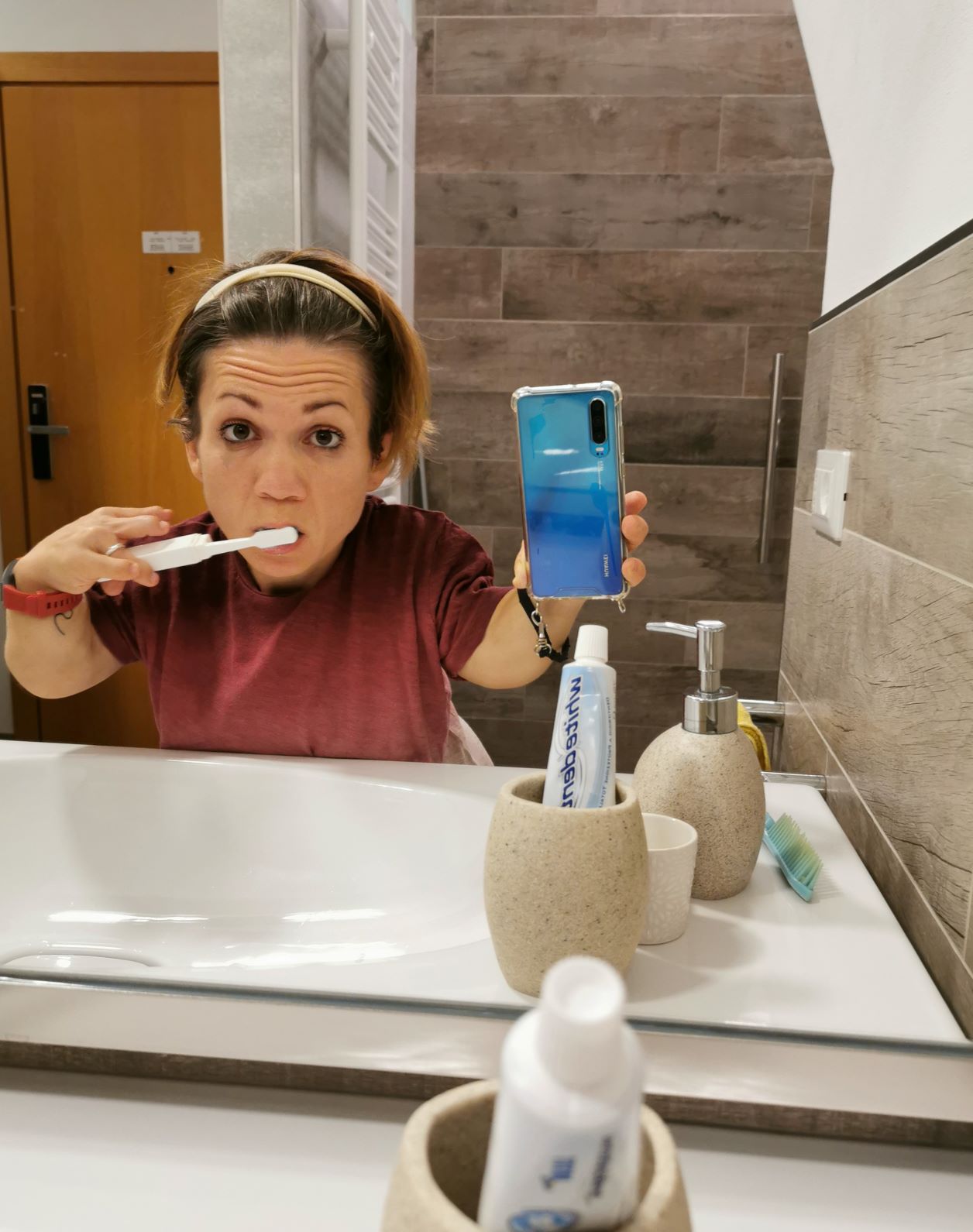 Nanabianca si fa un selfie allo specchio mentre si lava i denti