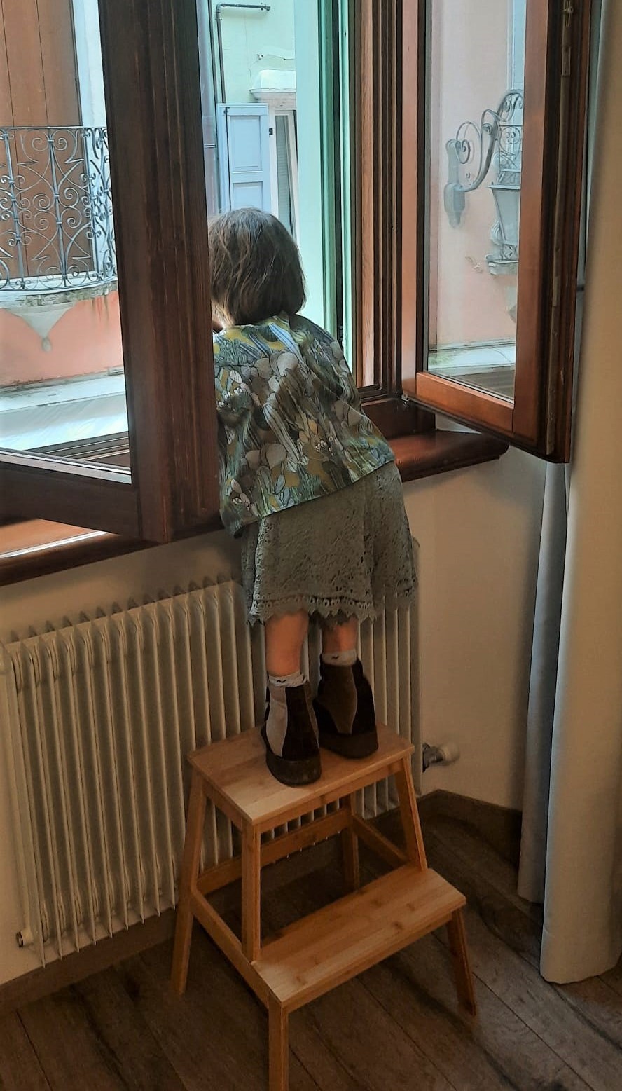 Nanabianca si affaccia alla finestra sopra a una scaletta
